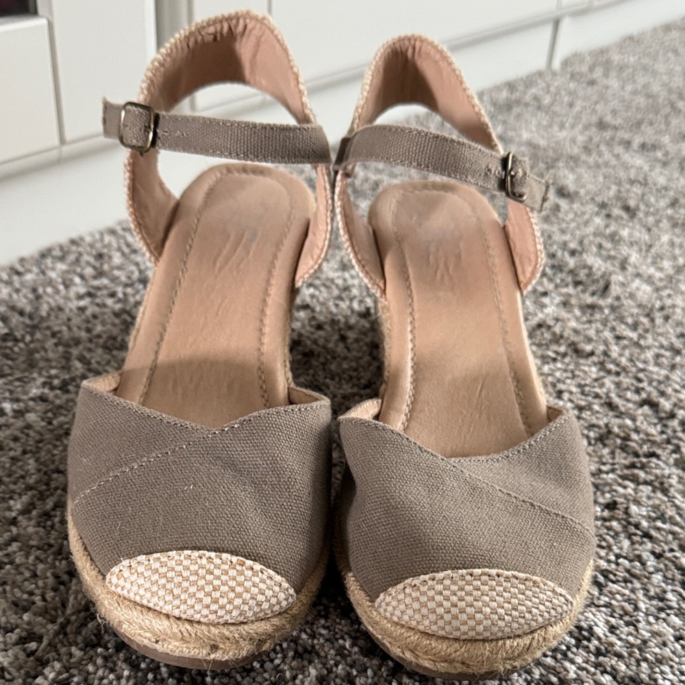 Elegant Beige Women's Espadrille Sandals
